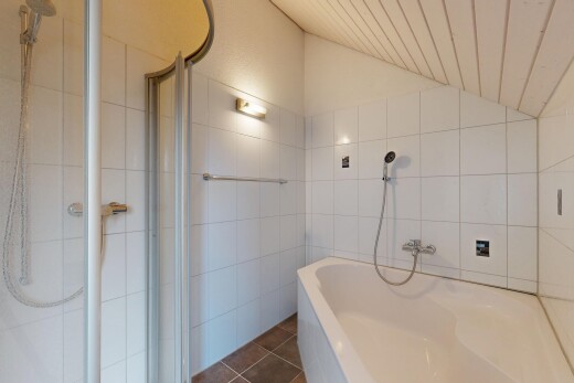 bad mit komplettes badezimmer, tile wall, fliesenwand, dusche, und vaulted ceiling