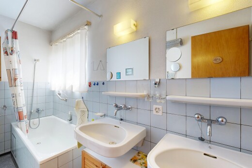 bad mit waschbecken, tile tub, natürliches licht, natural light, und inside property