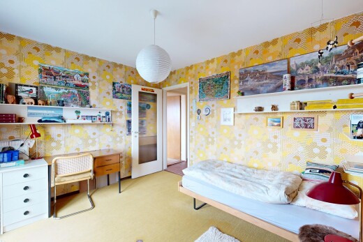 zimmer / schlafzimmer mit tapetenwand, wallpaper wall, teppich, carpet, und inside property
