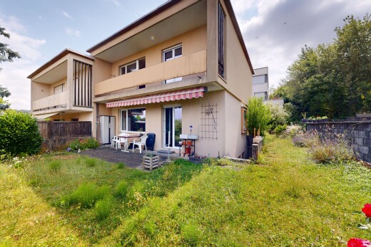 außenansicht mit stuckverkleidung, property visible, terrasse, balkon, und day time