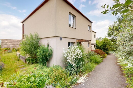 außenansicht mit property visible, stuckverkleidung, und day time