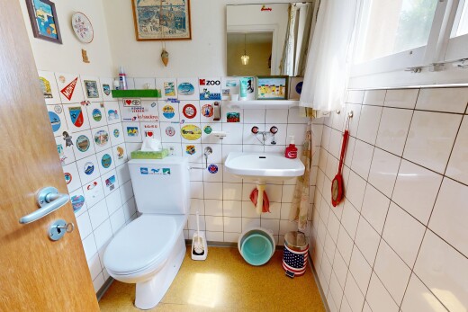 bad mit tile wall, fliesenwand, toilette, gäste-wc, und spiegel