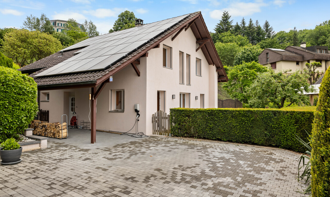 außenansicht mit solaranlage, property visible, stuckverkleidung, day time, und zaun