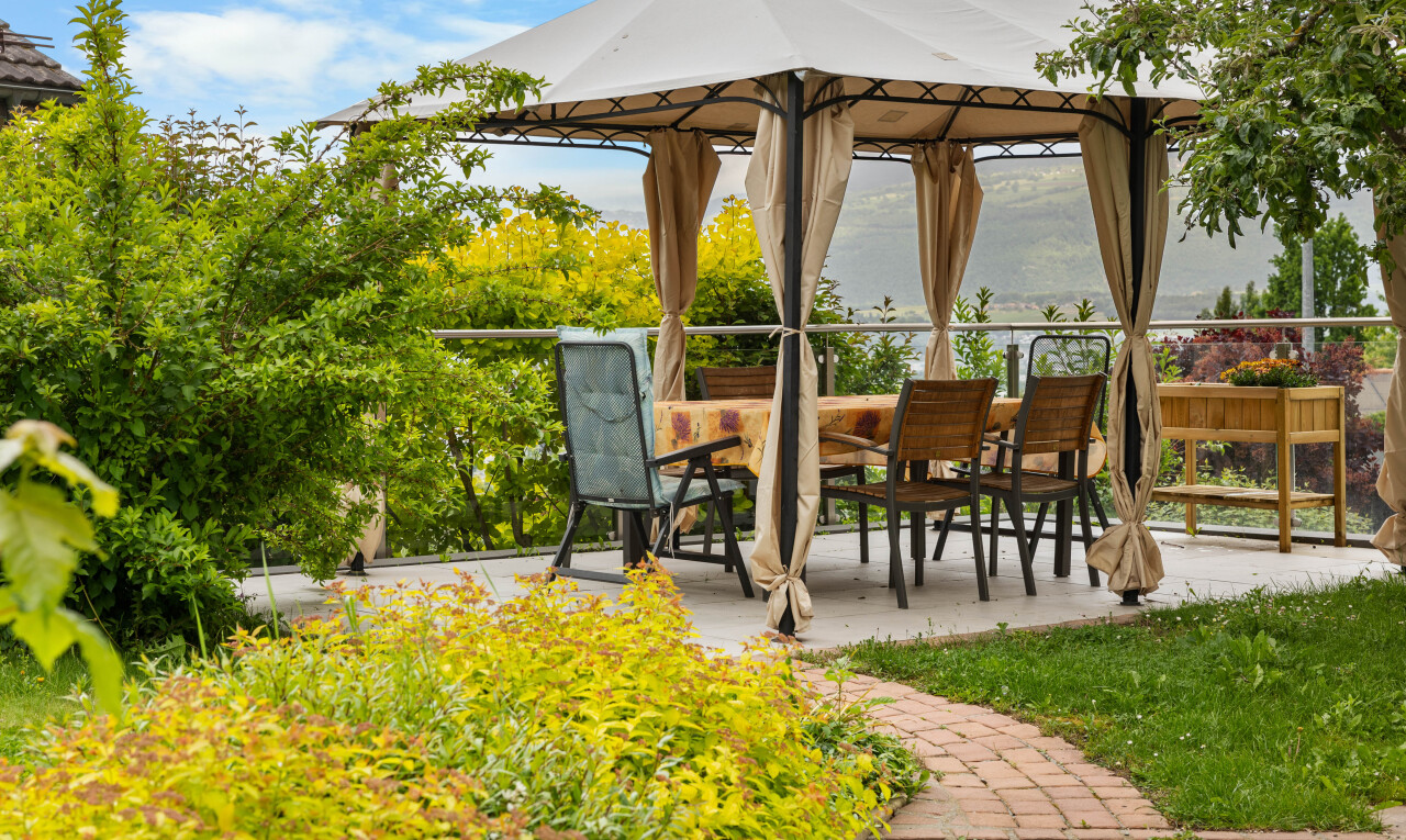terrasse mit pavillon, day time, und terrasse