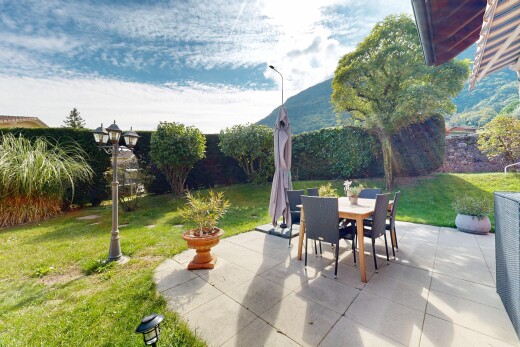 terrasse mit rasen, essbereich im freien, from property, terrasse, und day time