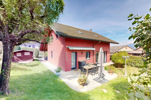 außenansicht mit markise, terrasse, stuckverkleidung, property visible, und rasen