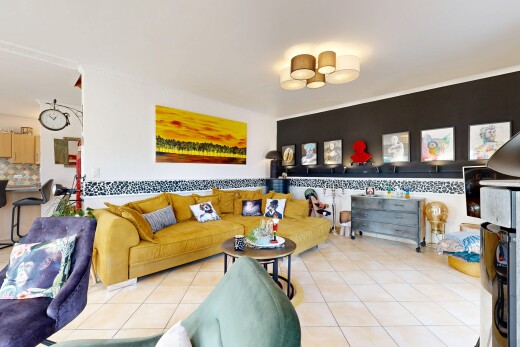 wohnzimmer mit tile floor, fliesenboden, inside property, drywall, und gipskartonwand