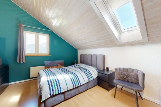 zimmer / schlafzimmer mit natural light, natürliches licht, zusätzliches zimmer, wood finish floor, und holzfußboden