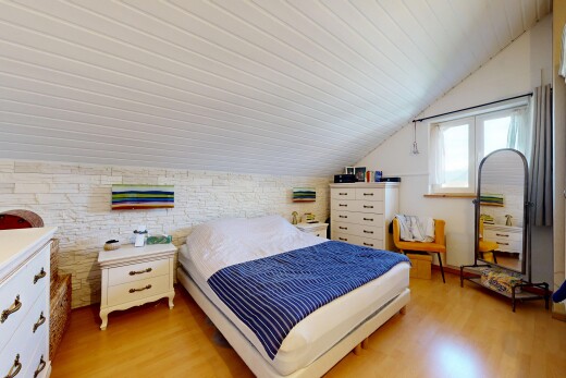 zimmer / schlafzimmer mit vaulted ceiling, dachschräge, natural light, wood finish floor, und natürliches licht