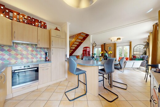 küche mit fliesenboden, tile floor, ofen, küchenrückwand beim herd, und küchenrückwand beim Herd