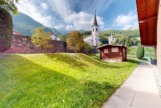 garten mit rasen, day time, blick auf die berge, und mountain view