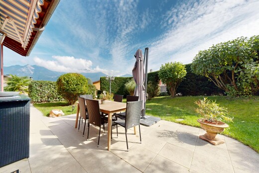 terrasse mit from property, essbereich im freien, rasen, terrasse, und day time
