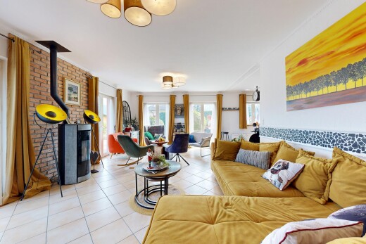 wohnzimmer mit tile floor, fliesenboden, natural light, natürliches licht, und inside property