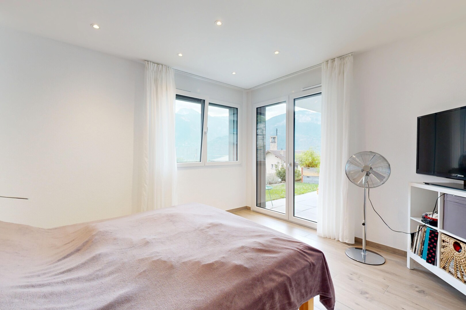 chambre avec accès à l'extérieur, sol en finition bois, wood finish floor, cloison sèche, et drywall