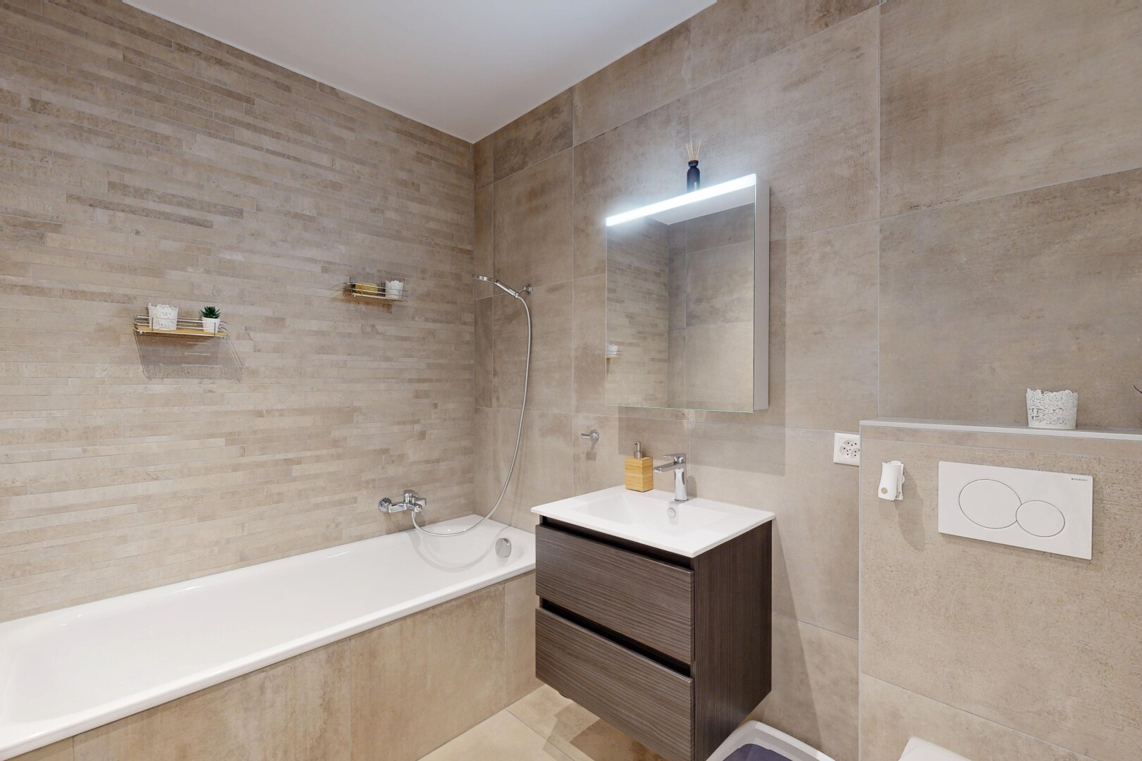 salle de bains avec tile wall, mur en carrelage, miroir, lavabo (ou coiffeuse selon le contexte), et salle de bain complète