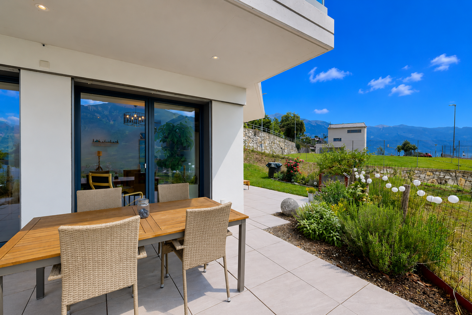 terrasse avec coin repas extérieur, from property, vue sur la montagne, mountain view, et view focus
