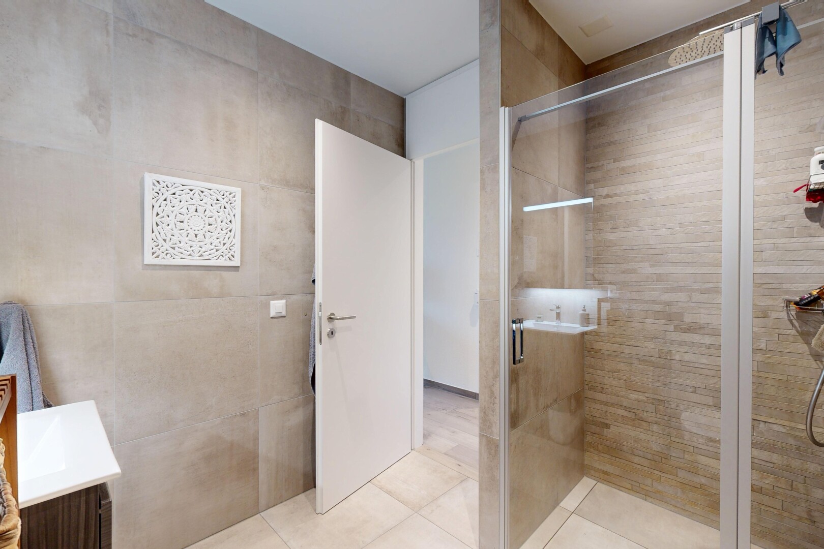 salle de bains avec douche, salle de bain complète, mur en carrelage, tile wall, et lavabo (ou coiffeuse selon le contexte)