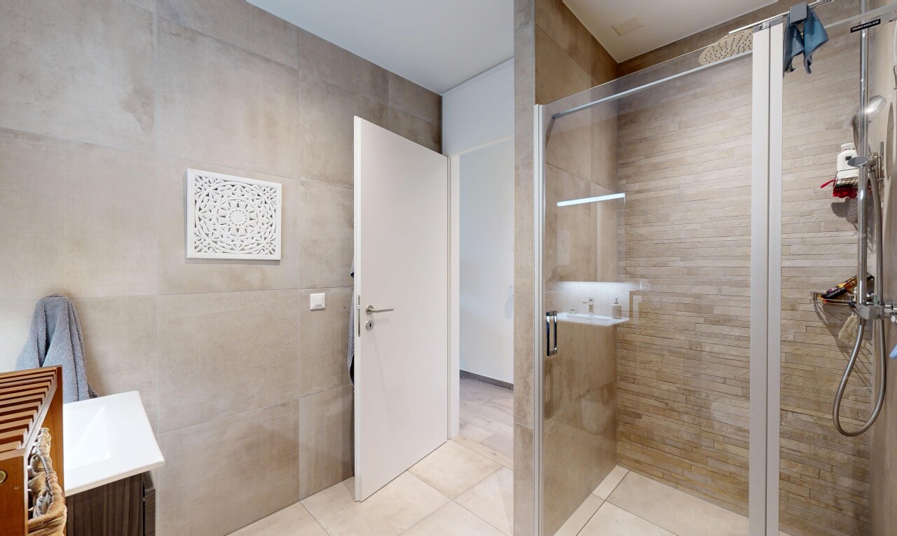 salle de bains avec douche, salle de bain complète, mur en carrelage, tile wall, et lavabo (ou coiffeuse selon le contexte)