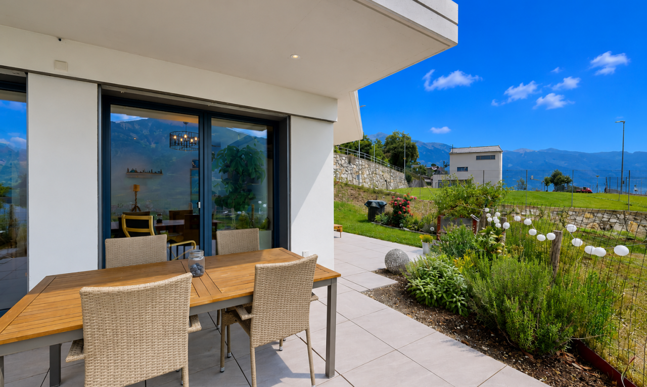 terrasse avec coin repas extérieur, from property, vue sur la montagne, mountain view, et view focus