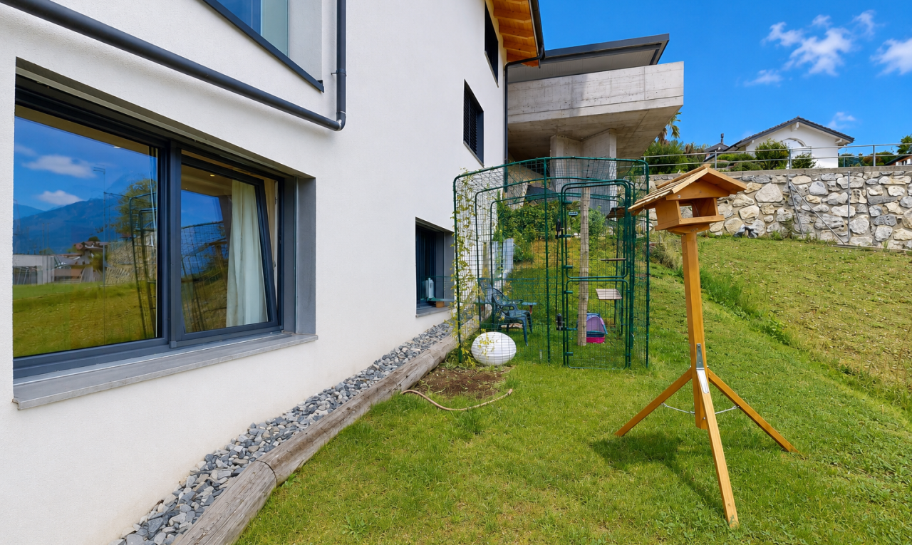 jardin avec pelouse, clôture, day time, portail, et aire de jeux
