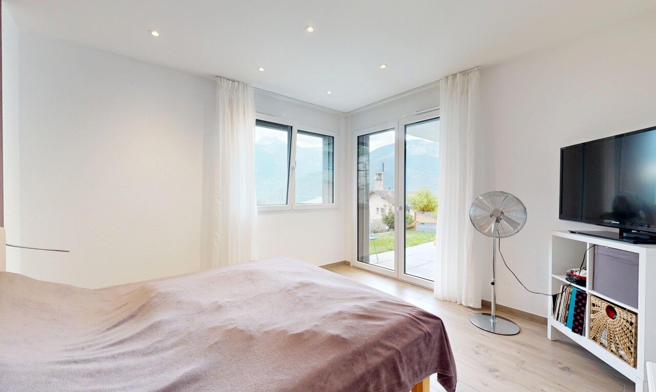 chambre avec accès à l'extérieur, sol en finition bois, wood finish floor, cloison sèche, et drywall