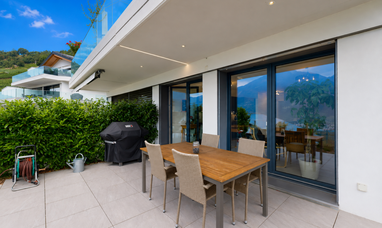 terrasse avec coin repas extérieur, gril, terrasse, et day time