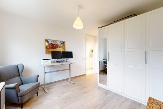 chambre avec éclairage suspendu, wood finish floor, sol en finition bois, drywall, et cloison sèche
