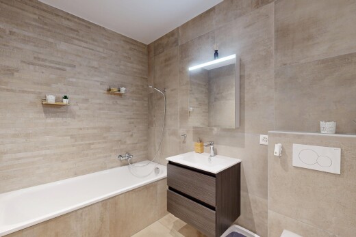 salle de bains avec tile wall, mur en carrelage, miroir, lavabo (ou coiffeuse selon le contexte), et salle de bain complète