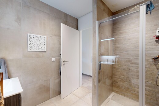 bad mit dusche, komplettes badezimmer, fliesenwand, tile wall, und schminktisch