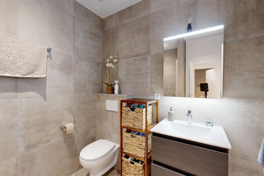 salle de bains avec tile wall, mur en carrelage, lavabo (ou coiffeuse selon le contexte), miroir, et inside property