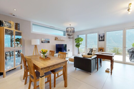wohn- / esszimmer mit fernseher, drywall, und gipskartonwand