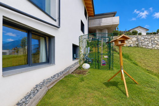 jardin avec pelouse, clôture, day time, portail, et aire de jeux