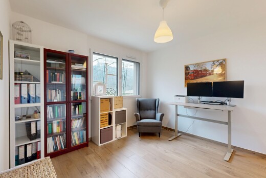 bureau avec éclairage suspendu, télévision, sol en finition bois, wood finish floor, et cloison sèche
