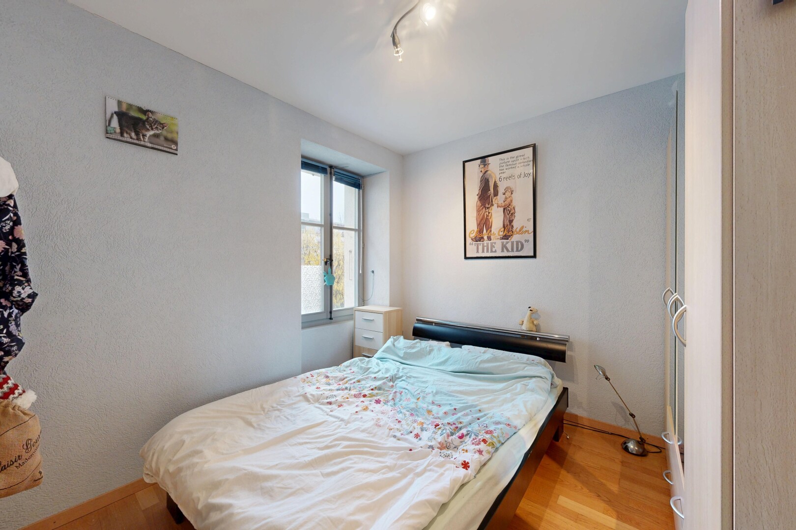 zimmer / schlafzimmer mit wood finish floor, holzfußboden, inside property, natural light, und natürliches licht