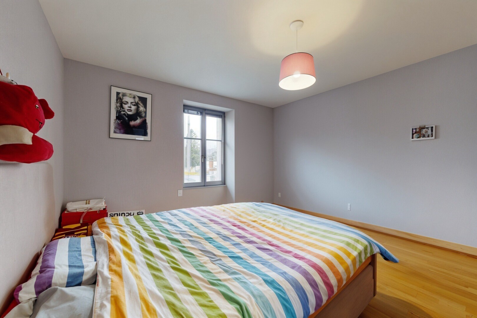 zimmer / schlafzimmer mit drywall, gipskartonwand, inside property, wood finish floor, und holzfußboden