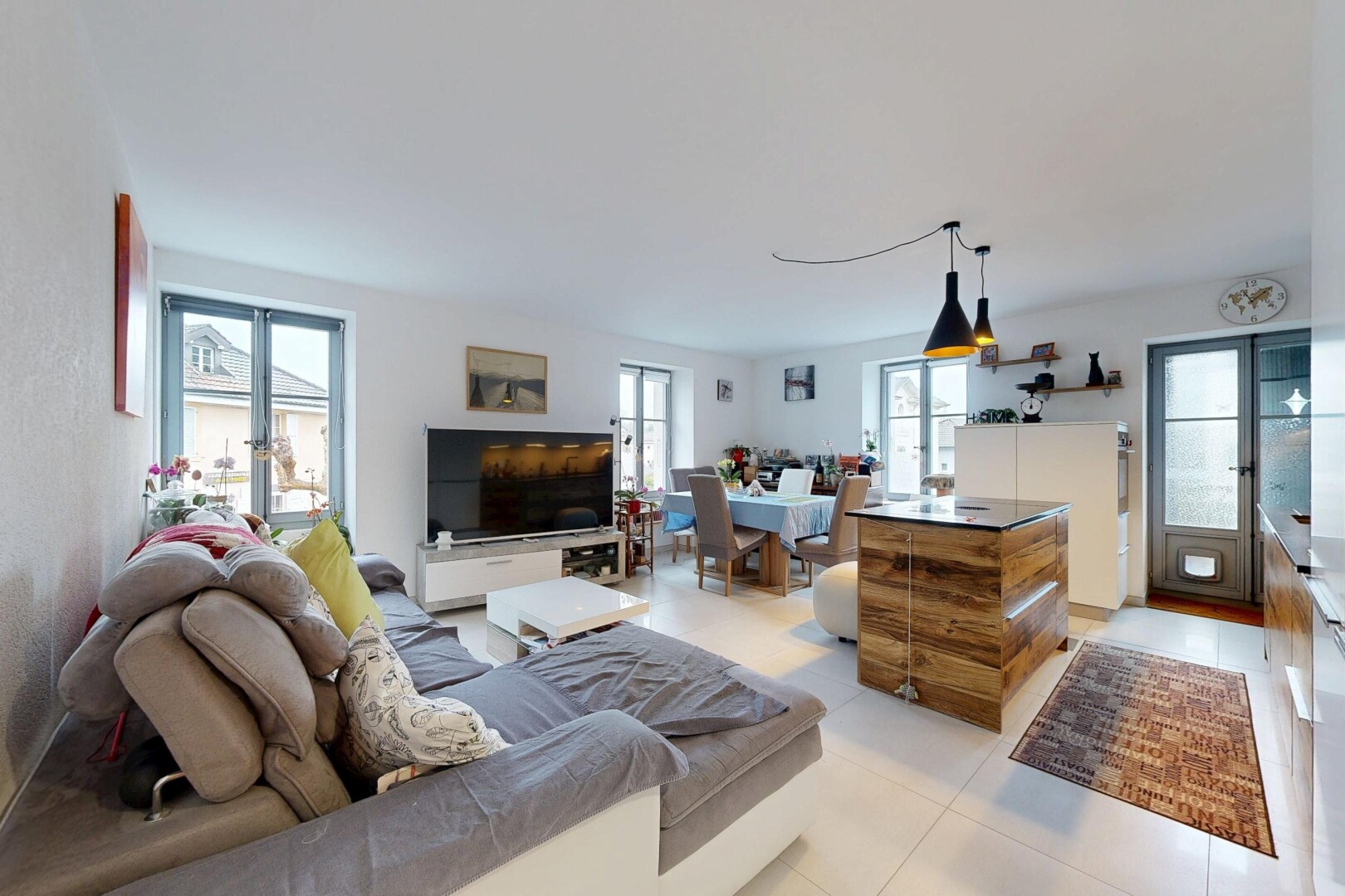 wohnzimmer mit französische türen, fernseher, inside property, natürliches licht, und natural light