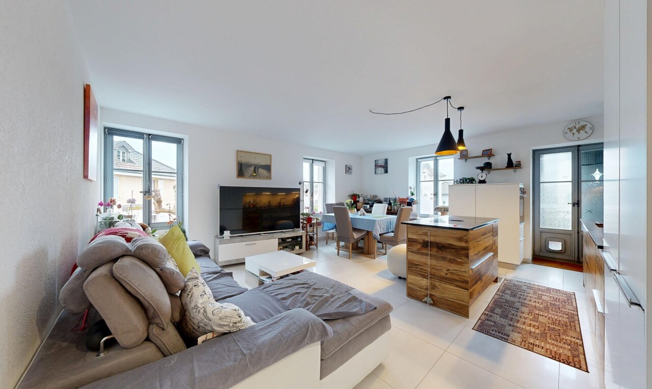 wohnzimmer mit französische türen, fernseher, inside property, natürliches licht, und natural light