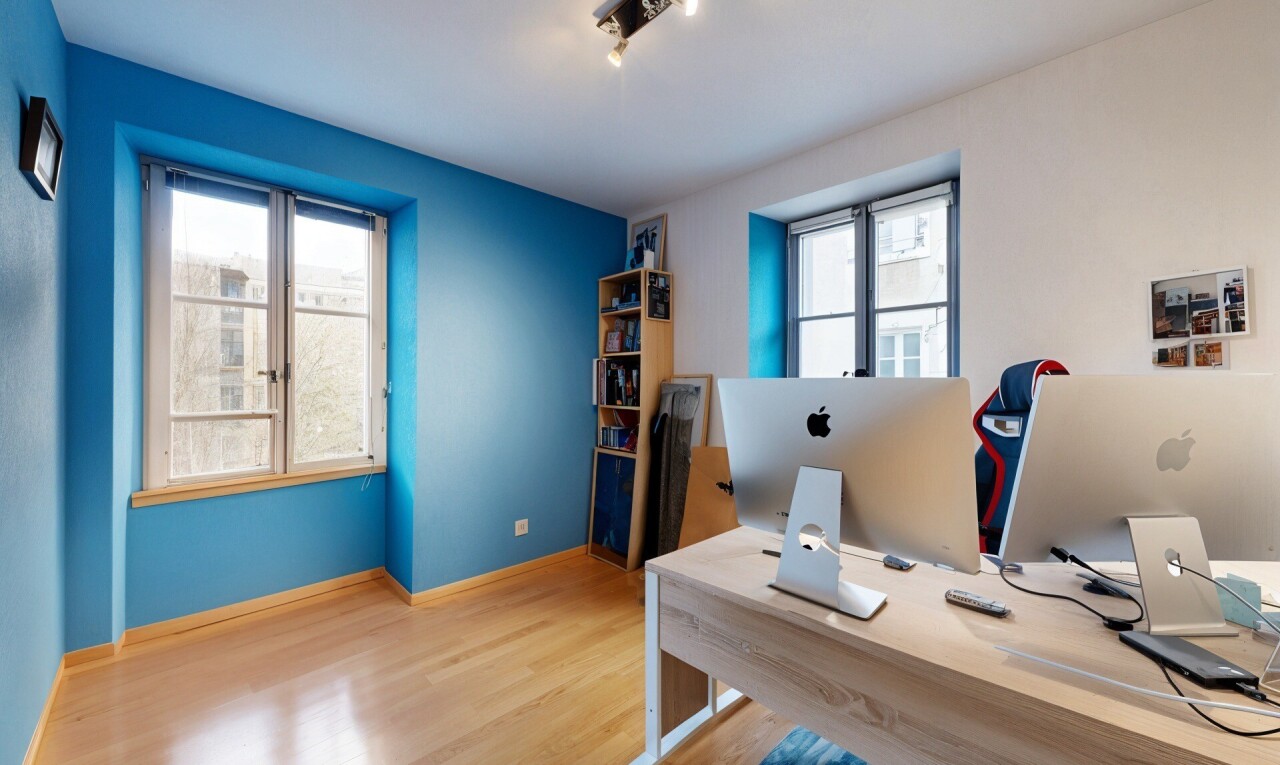büro mit fernseher, drywall, gipskartonwand, natural light, und natürliches licht