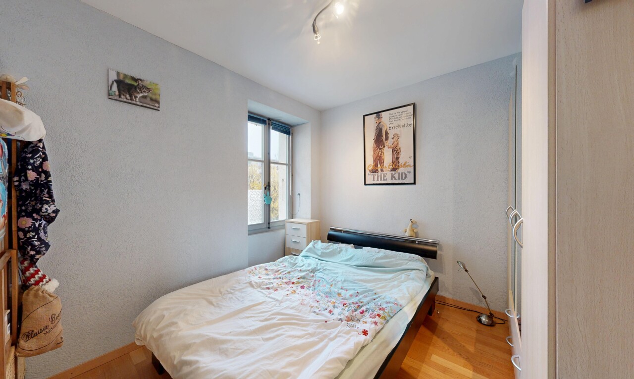 zimmer / schlafzimmer mit wood finish floor, holzfußboden, inside property, natural light, und natürliches licht