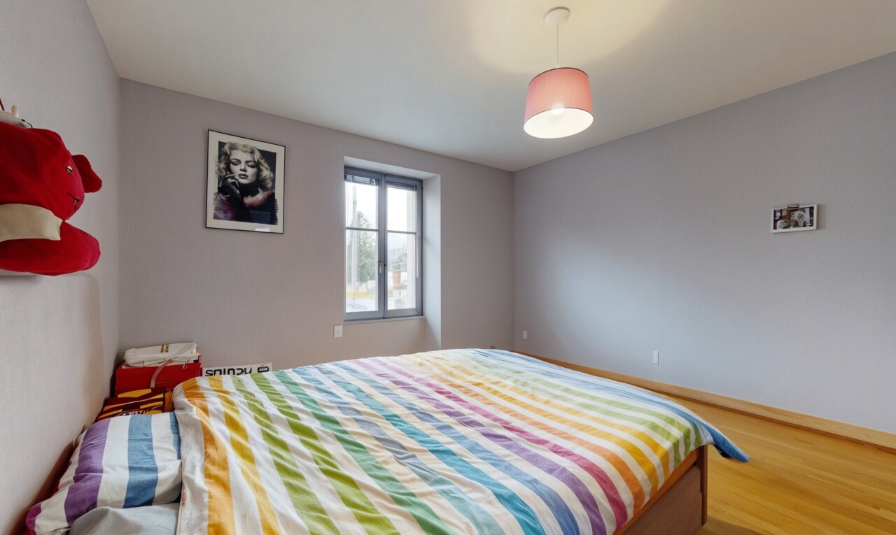 zimmer / schlafzimmer mit drywall, gipskartonwand, inside property, wood finish floor, und holzfußboden