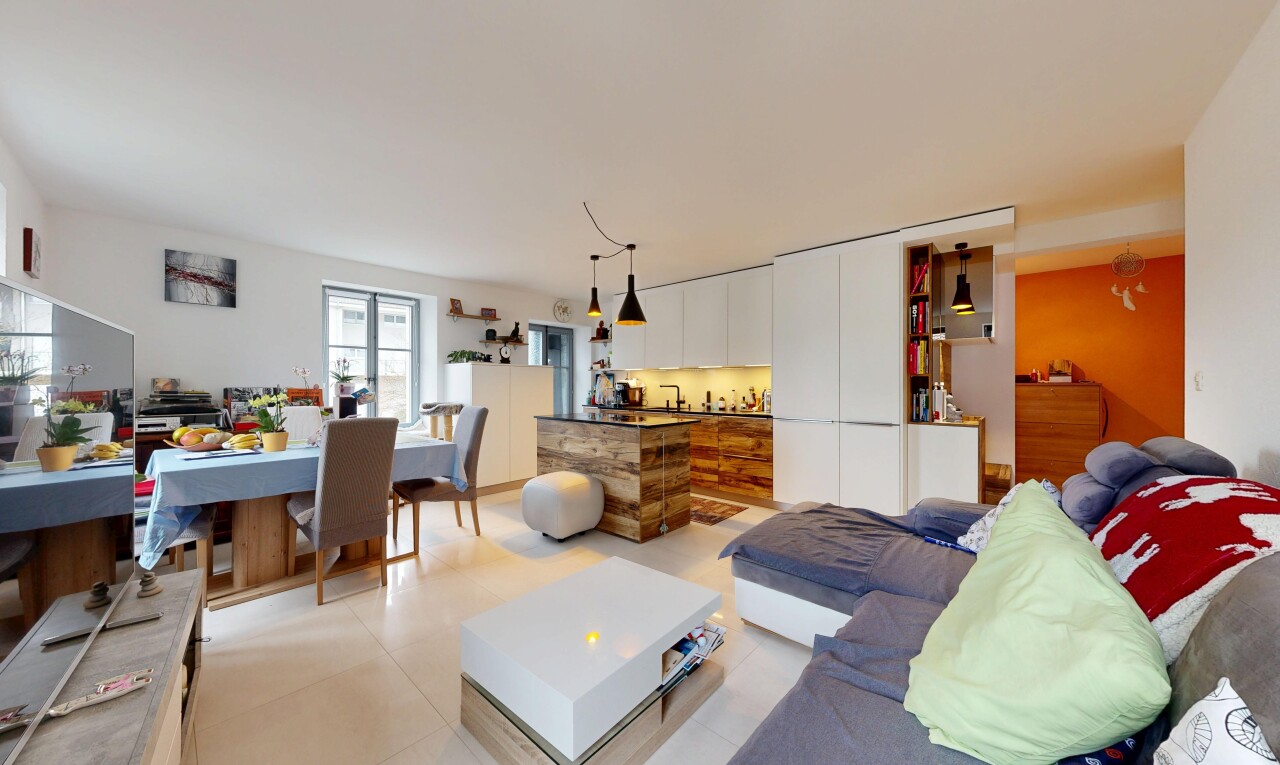 wohn- / esszimmer mit inside property, gipskartonwand, drywall, light floor, und animal