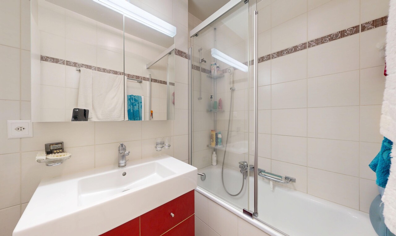 bad mit komplettes badezimmer, schminktisch, kombiniertes bad / dusche, inside property, und spiegel