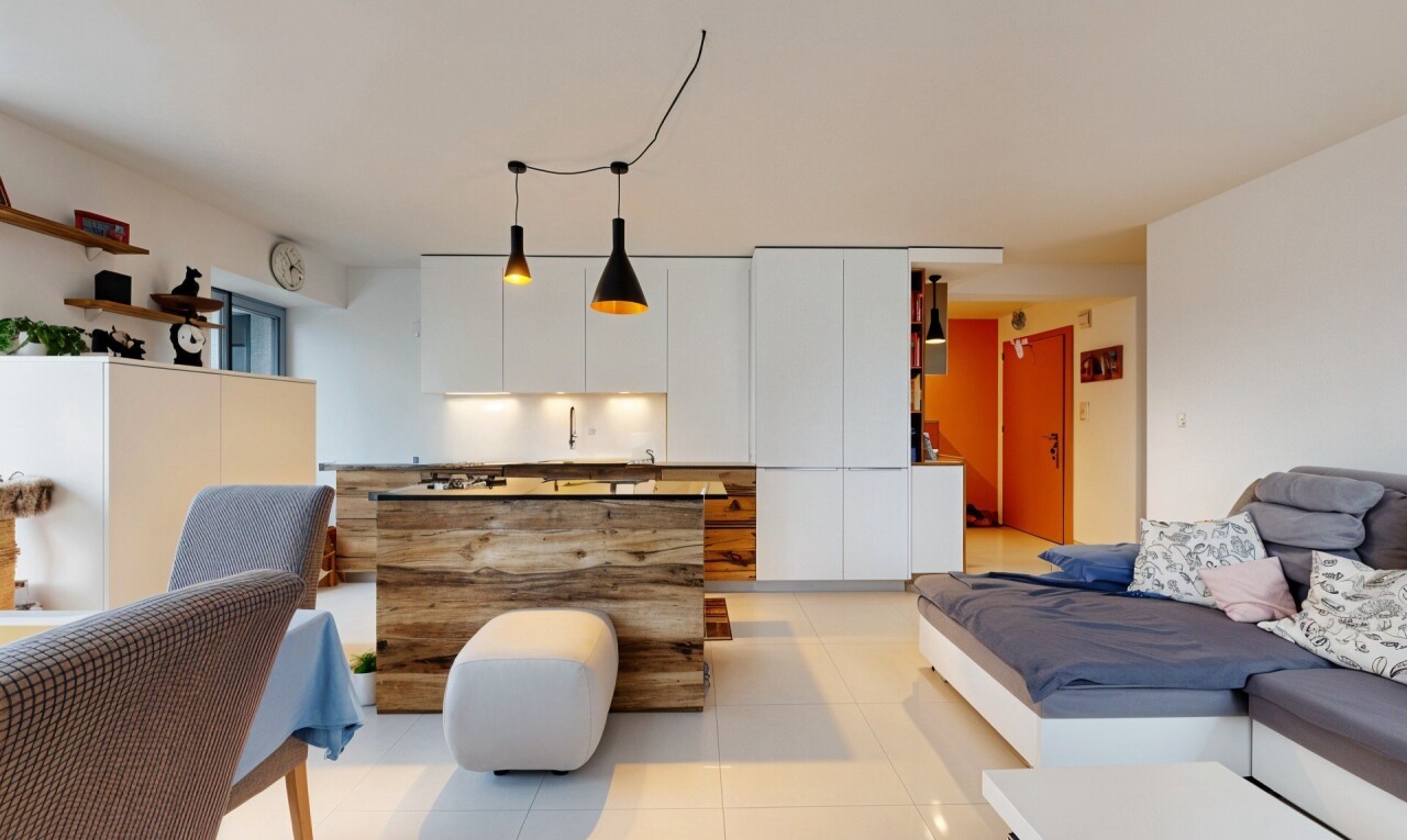 wohnzimmer mit drywall, gipskartonwand, inside property, full kitchen, und tile floor