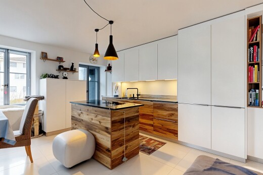 cuisine avec étagères ouvertes, open shelves, lumière naturelle, natural light, et light floor