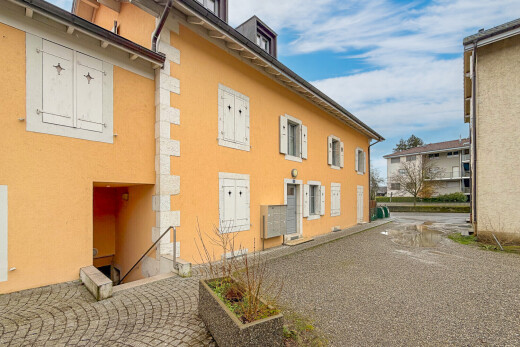 façade avec bardage en stuc et day time