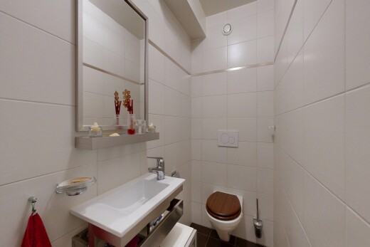 salle de bains avec miroir, toilette, inside property, mur en carrelage, et tile wall