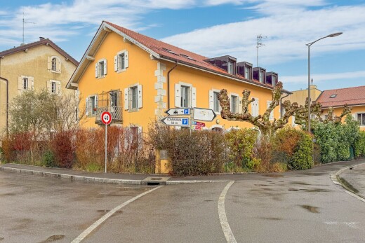 façade avec day time et bardage en stuc