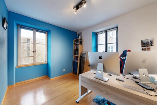 bureau avec télévision, drywall, cloison sèche, natural light, et lumière naturelle