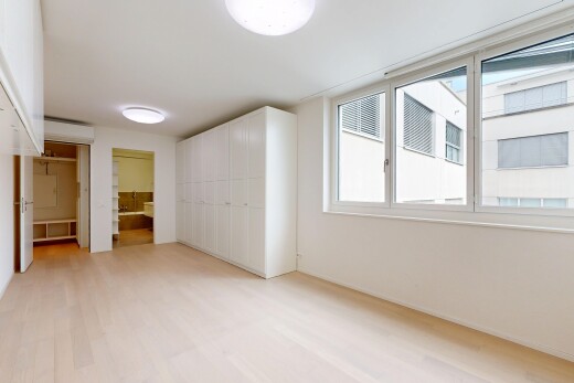 pièce vide avec wood finish floor, sol en finition bois, natural light, lumière naturelle, et drywall