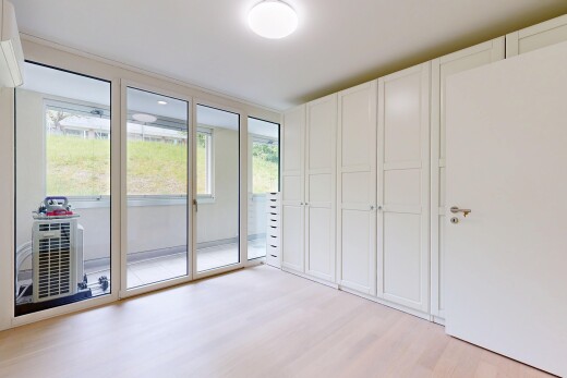 leerer raum mit light floor, wood finish floor, holzfußboden, natural light, und natürliches licht